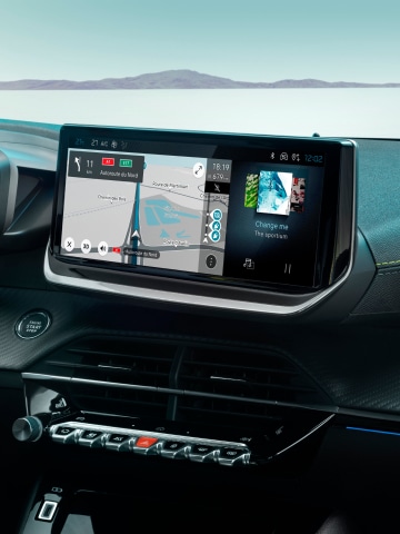 PEUGEOT E-208 con pantalla táctil de 10''