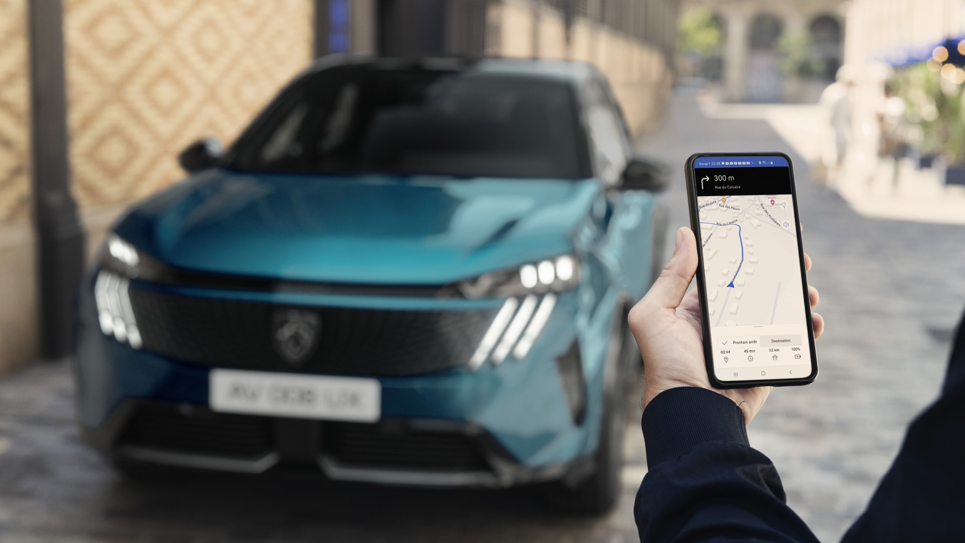 PEUGEOT E-3008 vista frontal & PEUGEOT APP