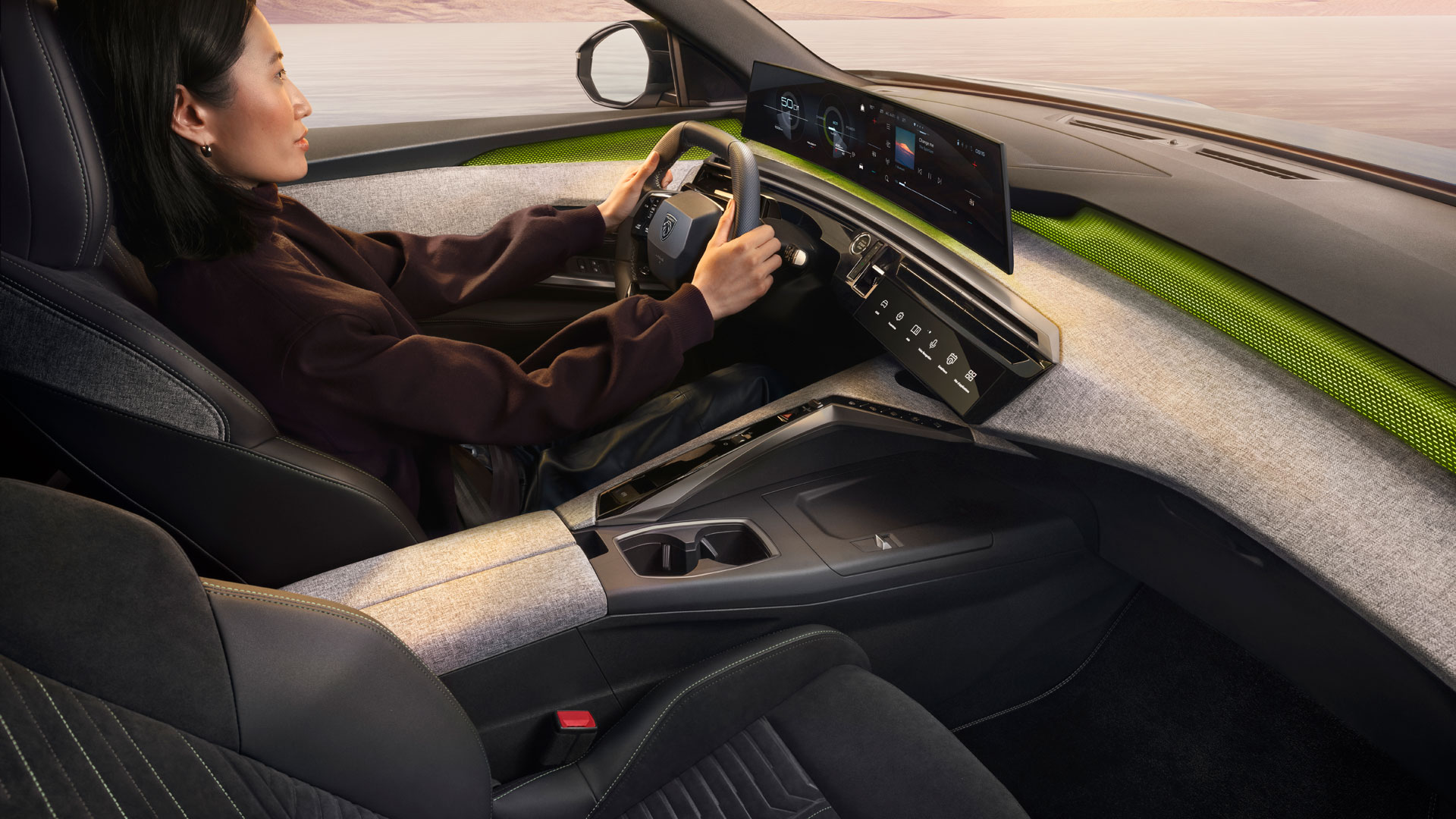 PEUGEOT 5008 Hybrid mujer conduciendo