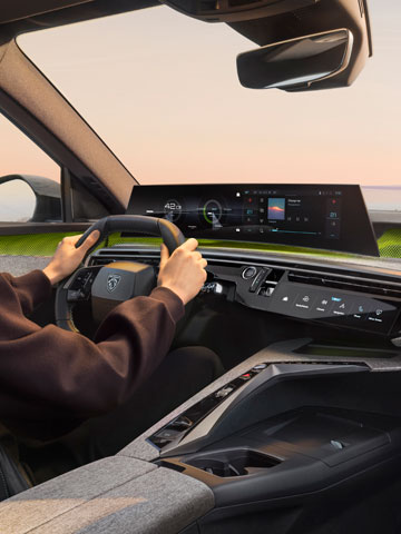Mujer dentro del puesto de conducción del PEUGEOT E-5008