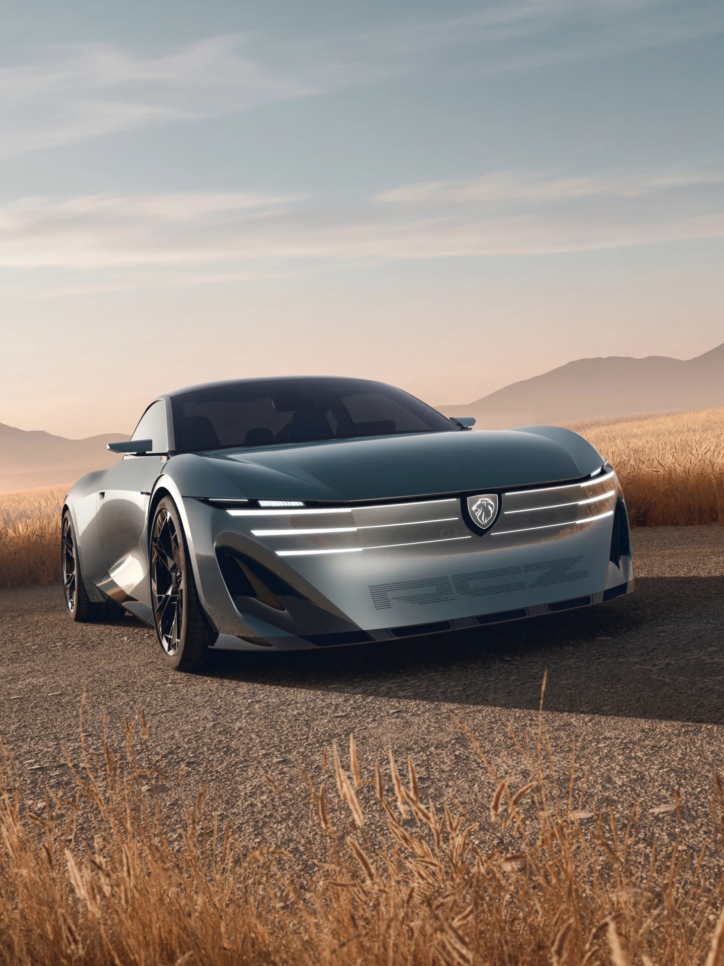 Mujer de pie frente al concept car PEUGEOT RCZ Vision