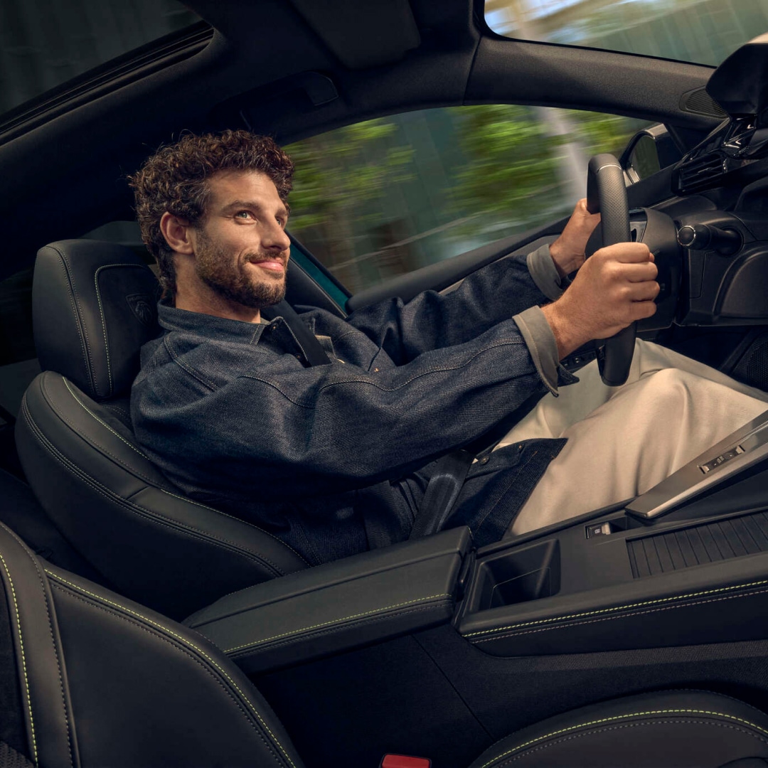Hombre conduciendo el nuevo PEUGEOT 308
