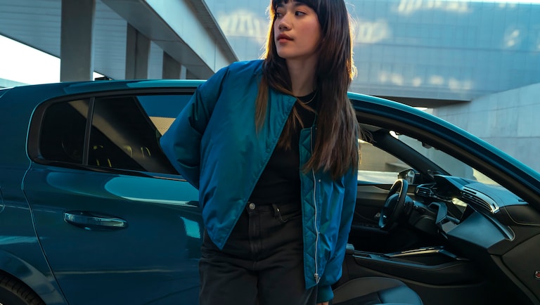 Mujer cerca de Peugeot E-308 Verde Olivine