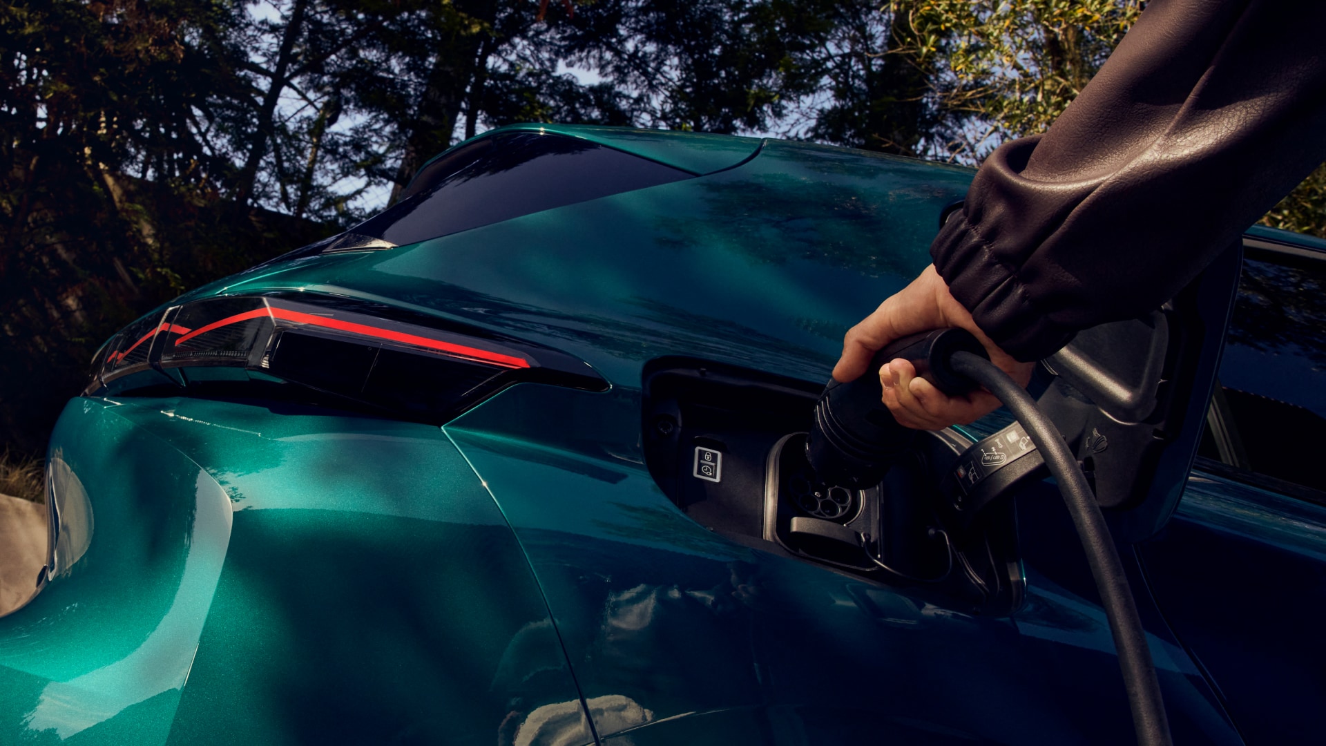 PEUGEOT E-308 cargando