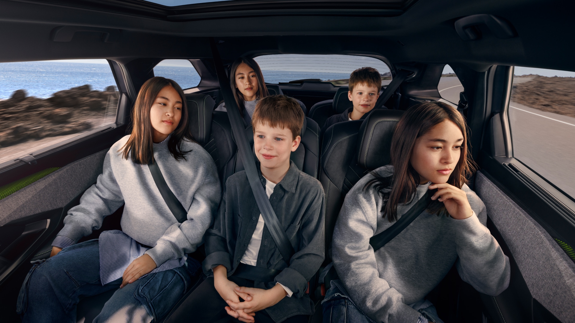 Familia viajando en un E-5008 de 7 plazas