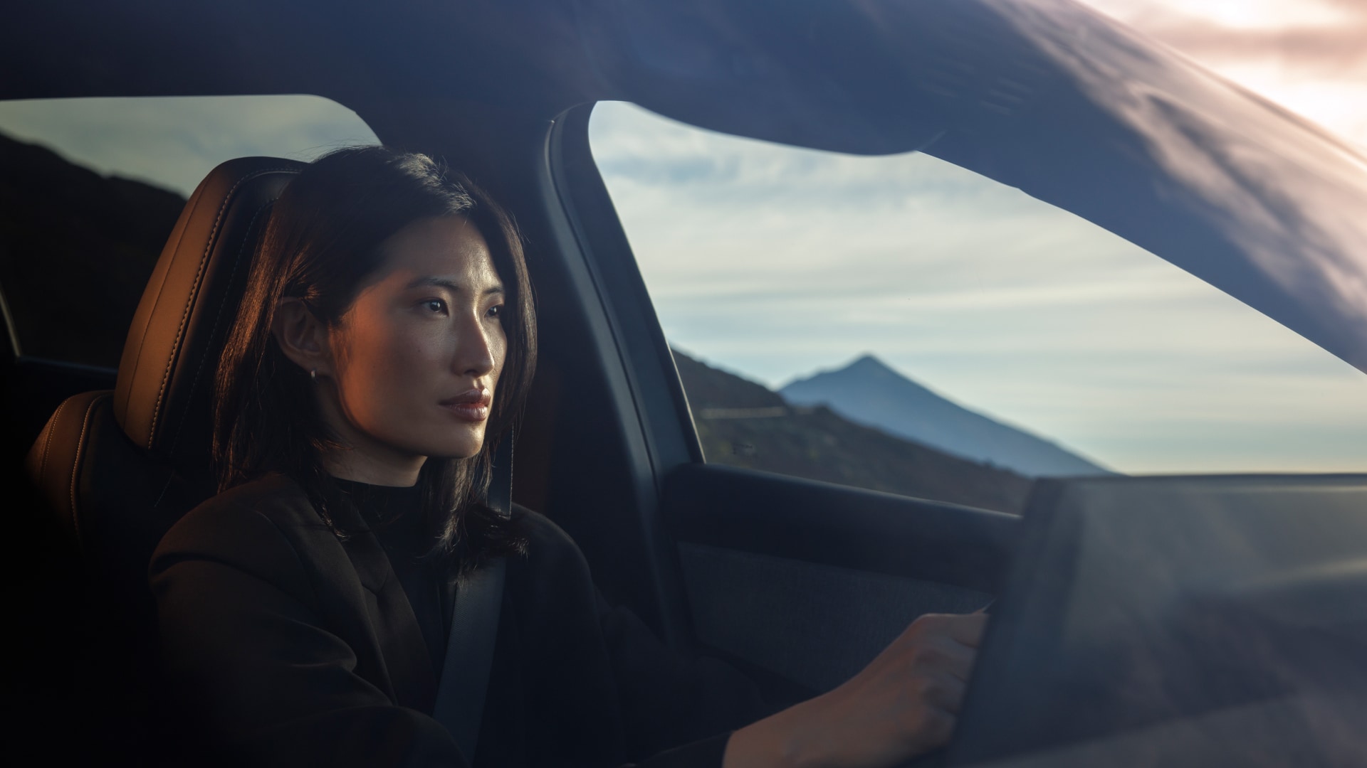 Mujer conduciendo un PEUGEOT E-5008