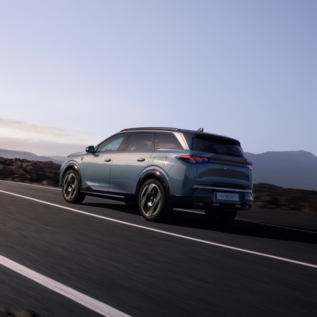 PEUGEOT E-5008 en autopista