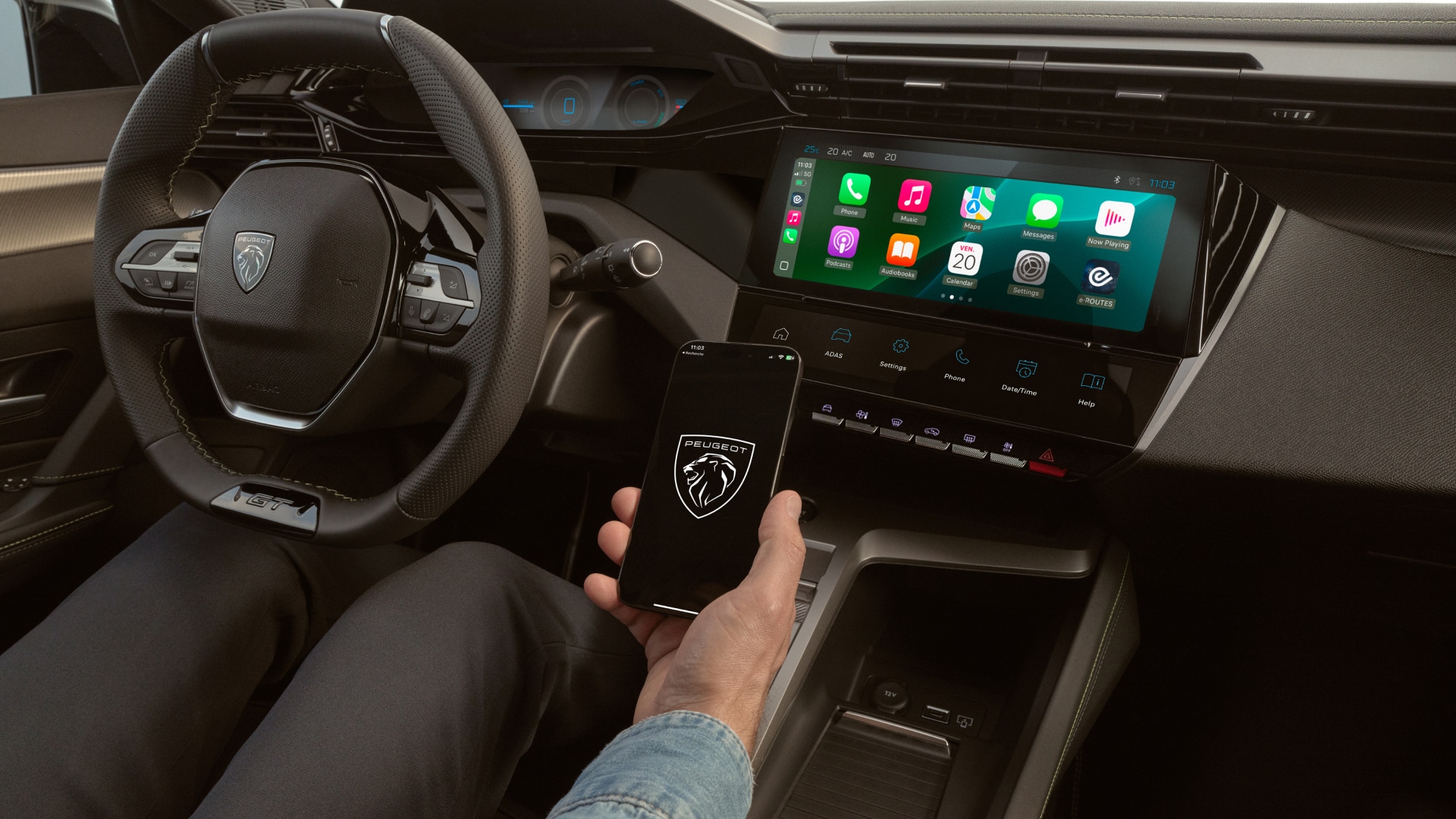 Una persona utiliza la aplicación MyPeugeot en un E-308 SW