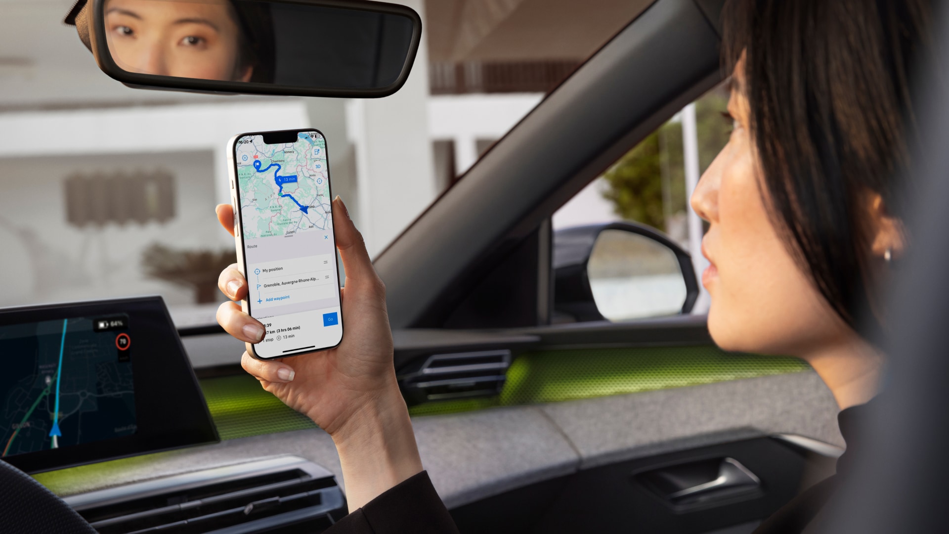 Mujer consultando su itinerario en el móvil