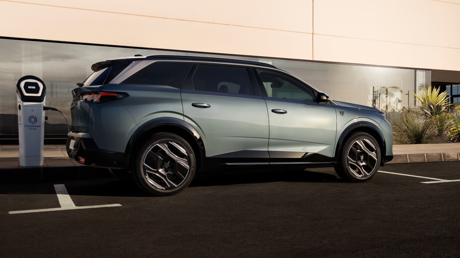 PEUGEOT E-5008 Long Range cargando