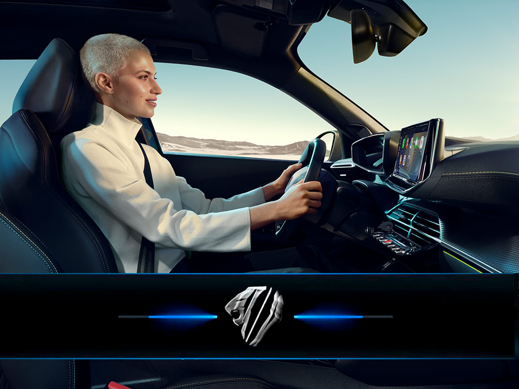 Mujer conduciendo el nuevo PEUGEOT E-2008