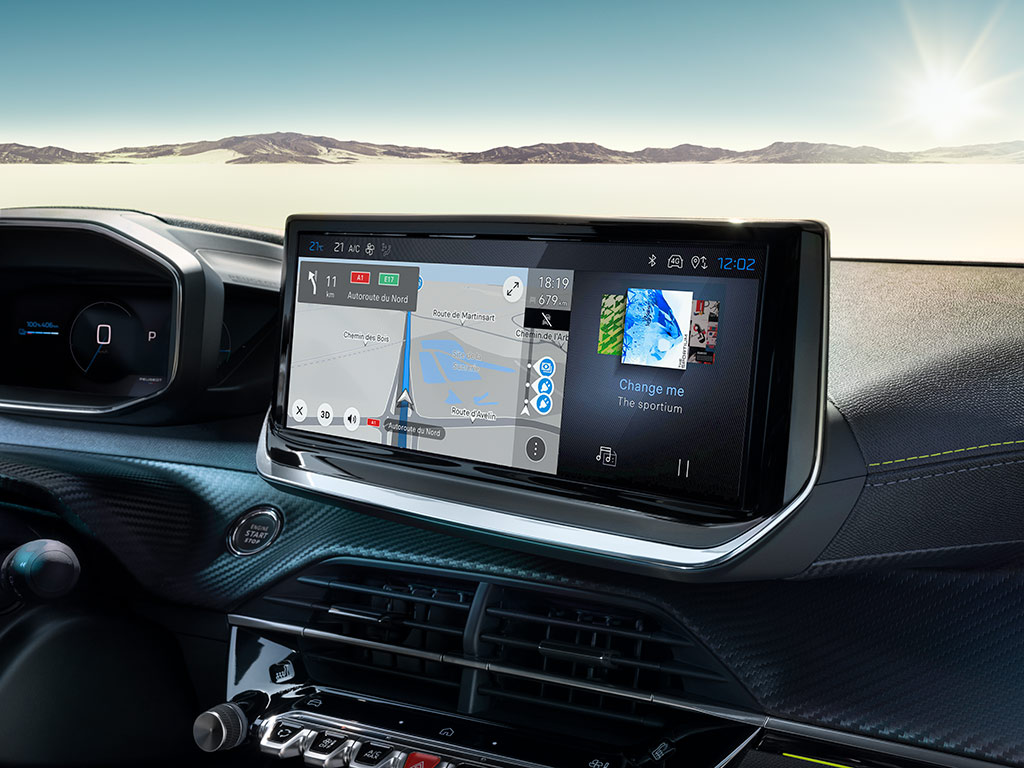PEUGEOT E-2008 con pantalla táctil de 10"