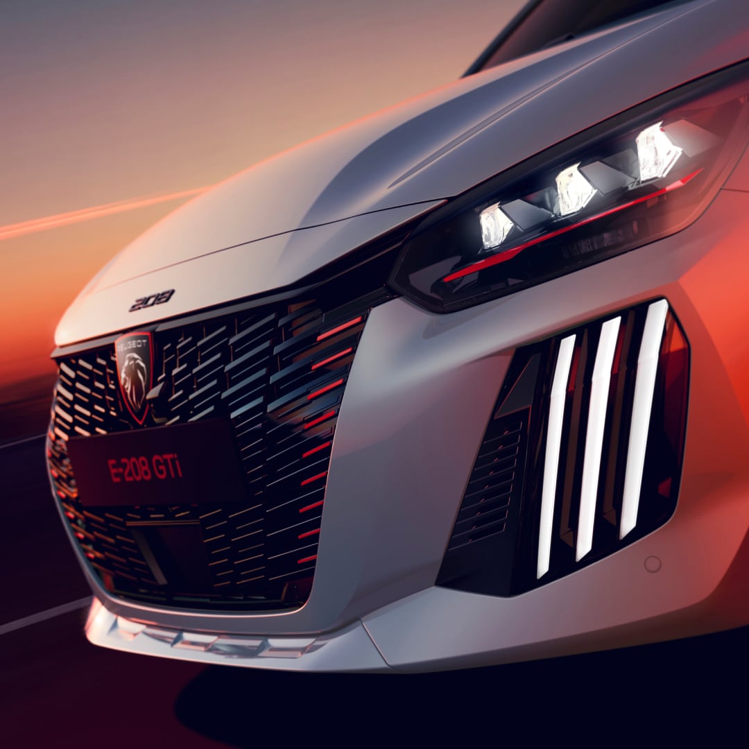 Detalle frontal del nuevo PEUGEOT E‑208 GTi