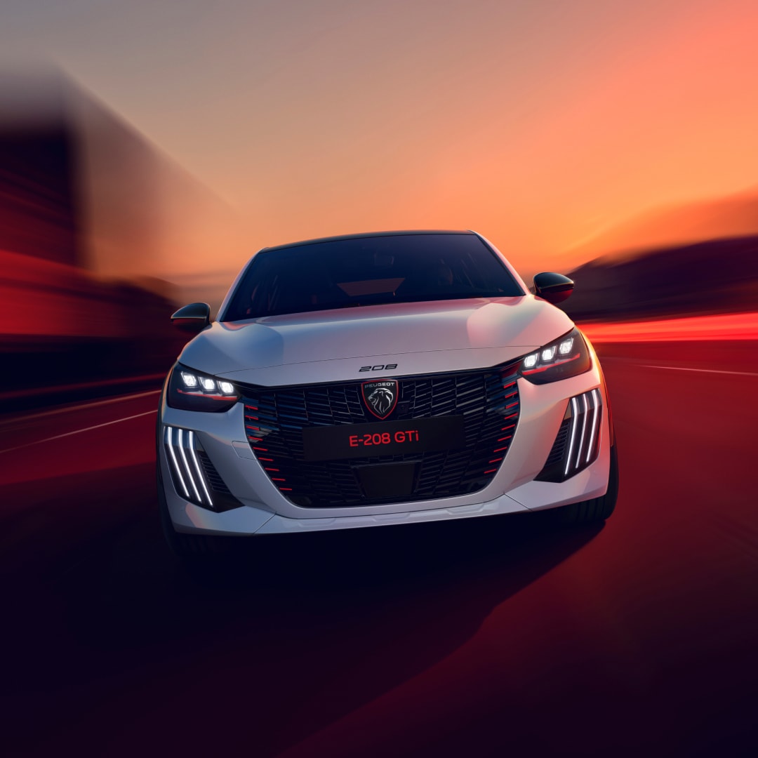 Vista frontal del nuevo PEUGEOT E‑208 GTi