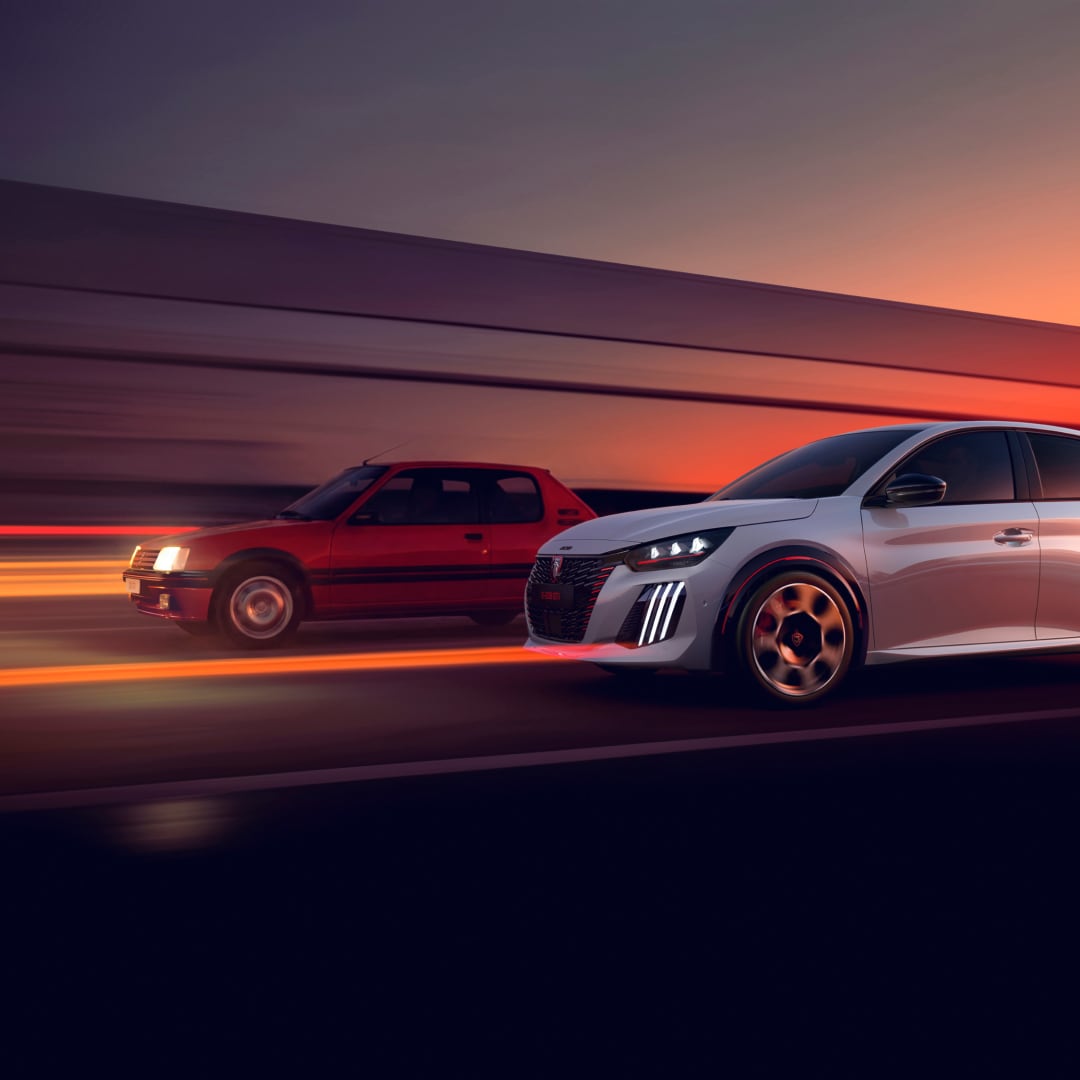PEUGEOT 205 GTi y PEUGEOT E‑208 GTi circulando en paralelo