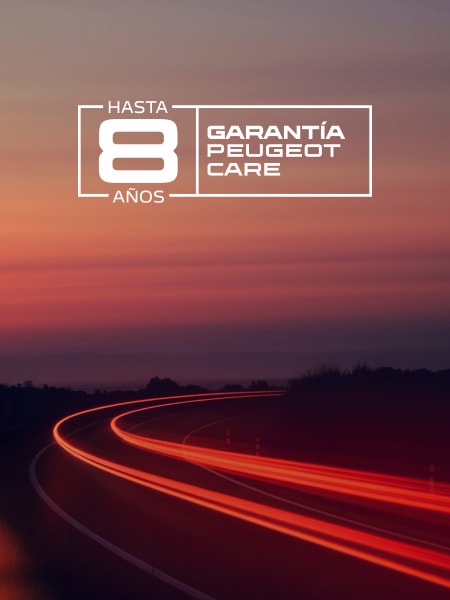 Nuevo PEUGEOT E‑208 GTi, en carretera con logo PEUGEOT CARE