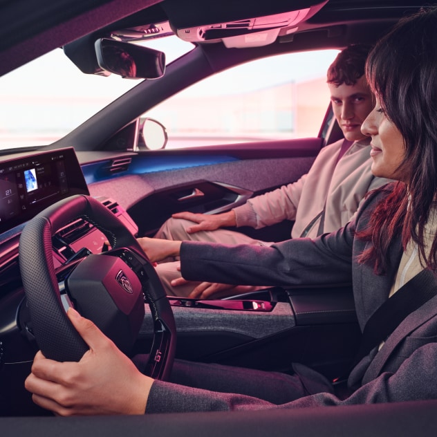 Mujer conduciendo y hombre a bordo del nuevo PEUGEOT 3008 Plug-In Hybrid