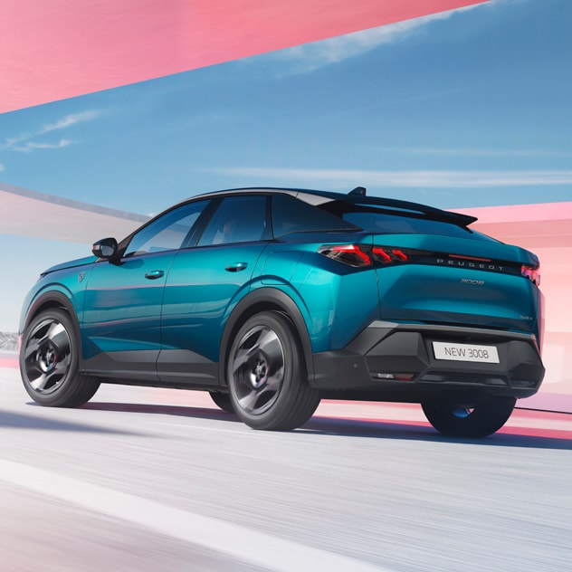 Vista trasera del nuevo PEUGEOT 3008 Plug-In Hybrid en la carretera
