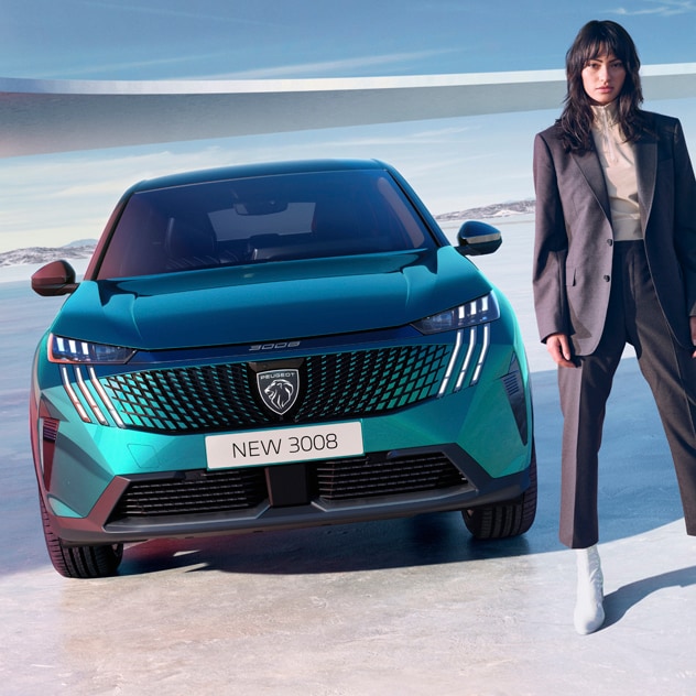 Mujer delante del nuevo 3008 PLUG-IN HYBRID