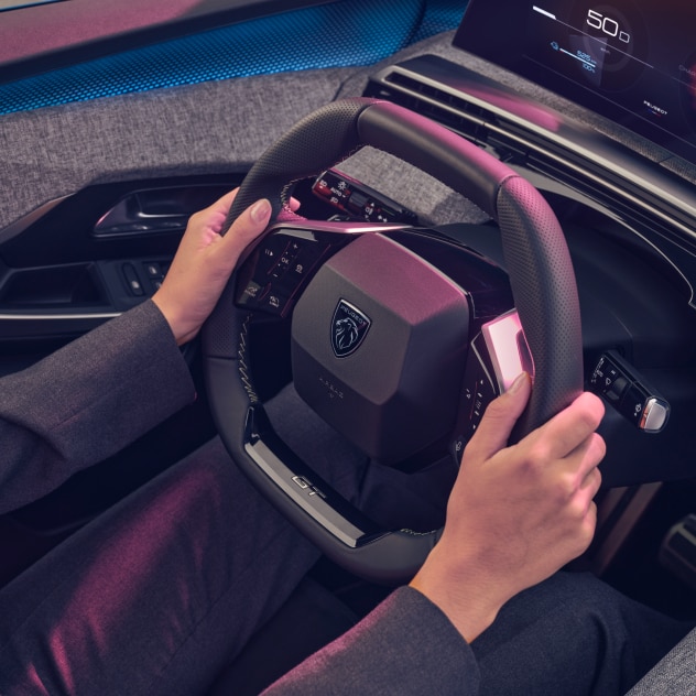 Manos en el volante del nuevo Peugeot E-3008
