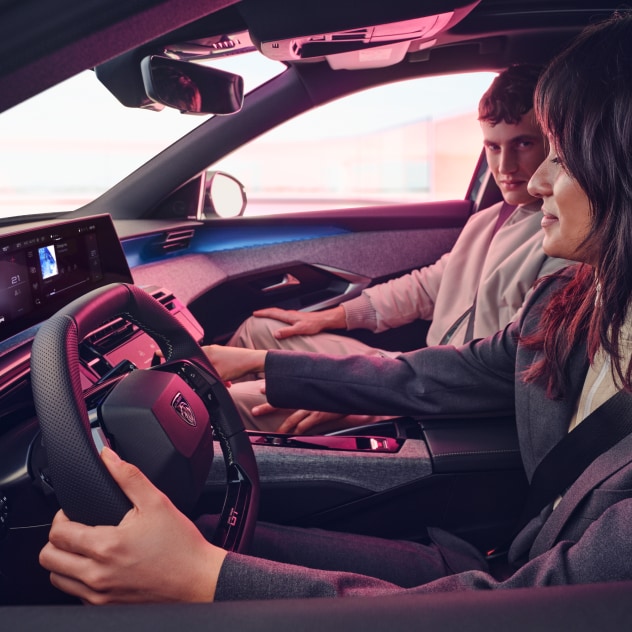 Mujer al volante y hombre sentado en el Nuevo PEUGEOT E-3008