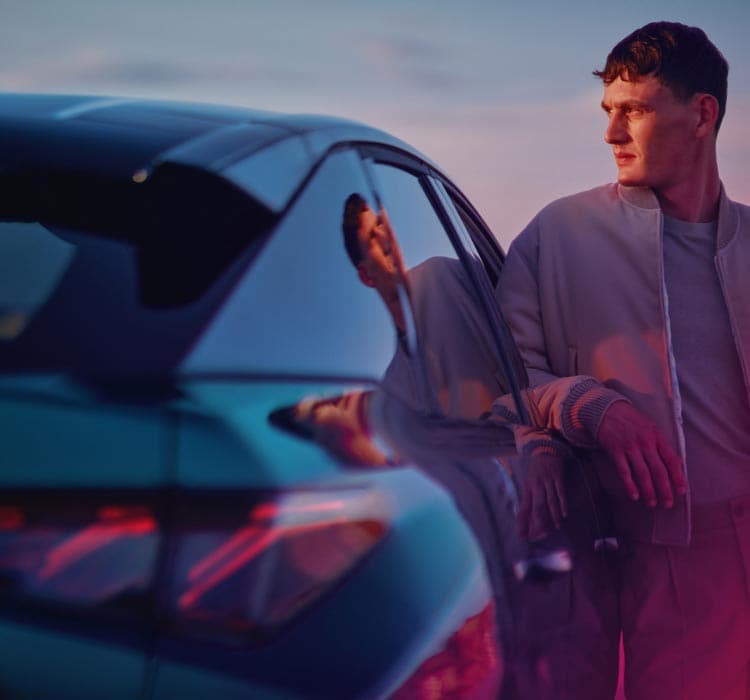 Hombre junto al nuevo PEUGEOT E-3008 Azul Obsesión