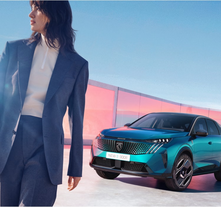 Mujer cerca del nuevo PEUGEOT E-3008 Azul Obsesión