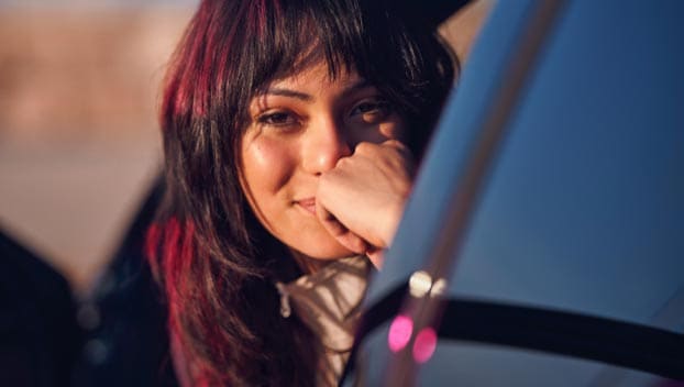 Nuevo PEUGEOT E-3008 en Azul Obsesión con una mujer a bordo.