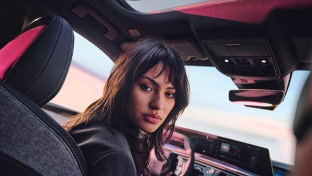 Mujer a bordo del nuevo PEUGEOT E-3008