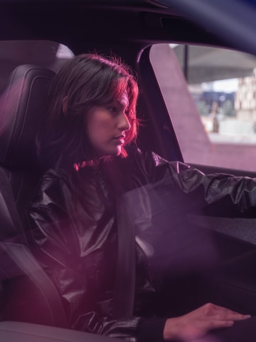 Mujer conduciendo el SUV PEUGEOT E-3008