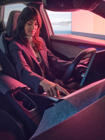 Mujer a bordo del nuevo PEUGEOT E-3008