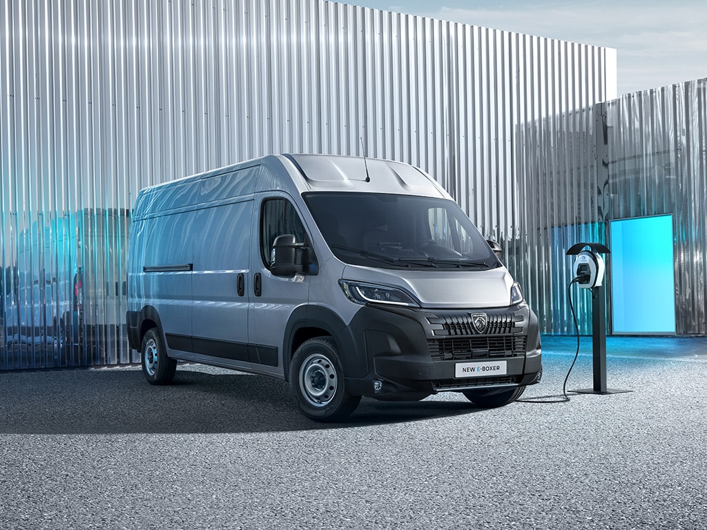 Peugeot E-Boxer con estación de recarga eléctrica