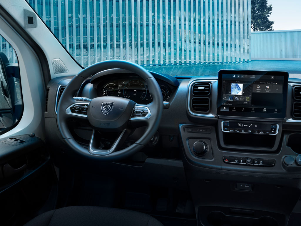 Puesto de conducción del Peugeot E-Boxer