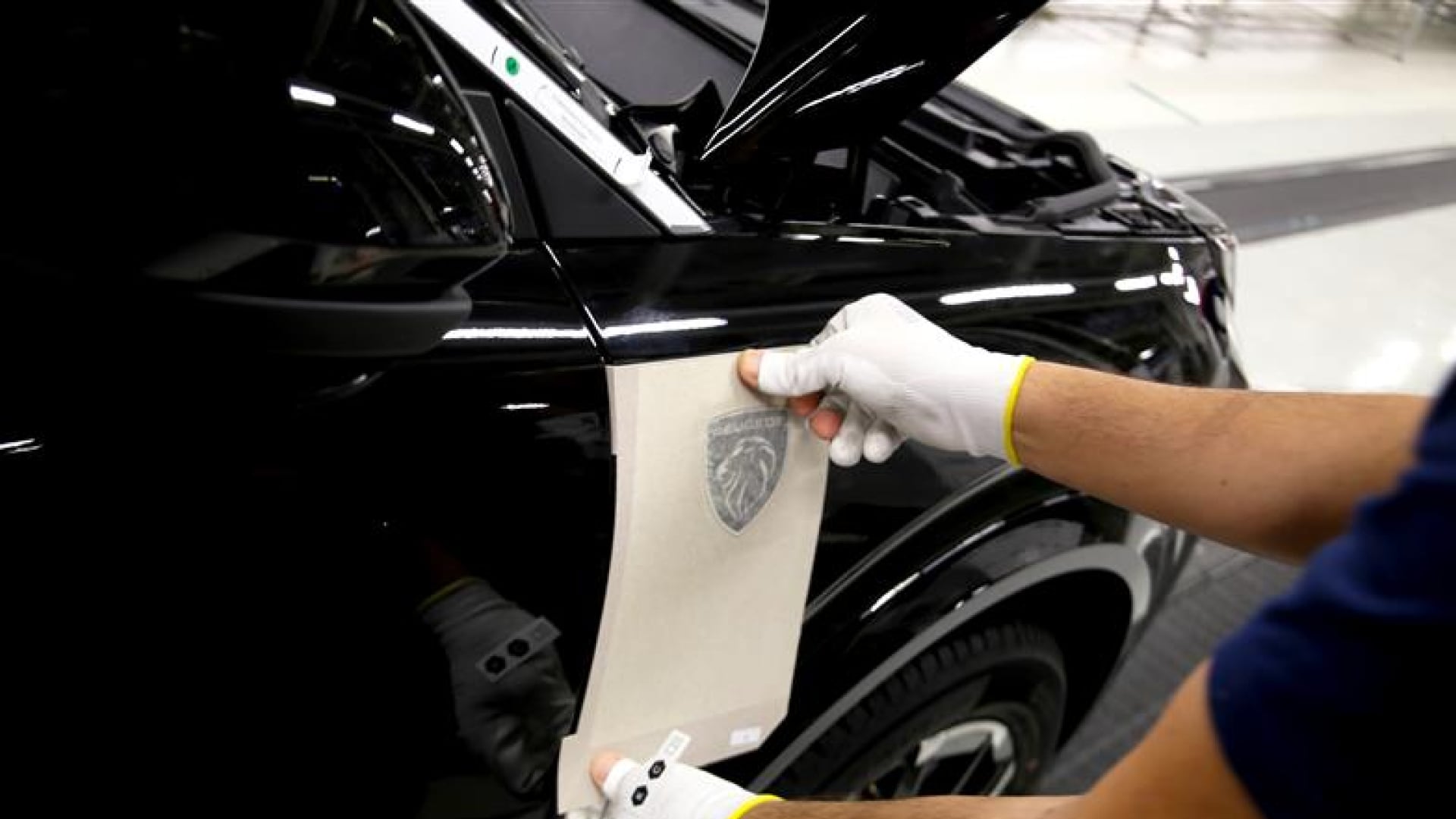 Mecánico de servicio trabajando en un vehículo Peugeot