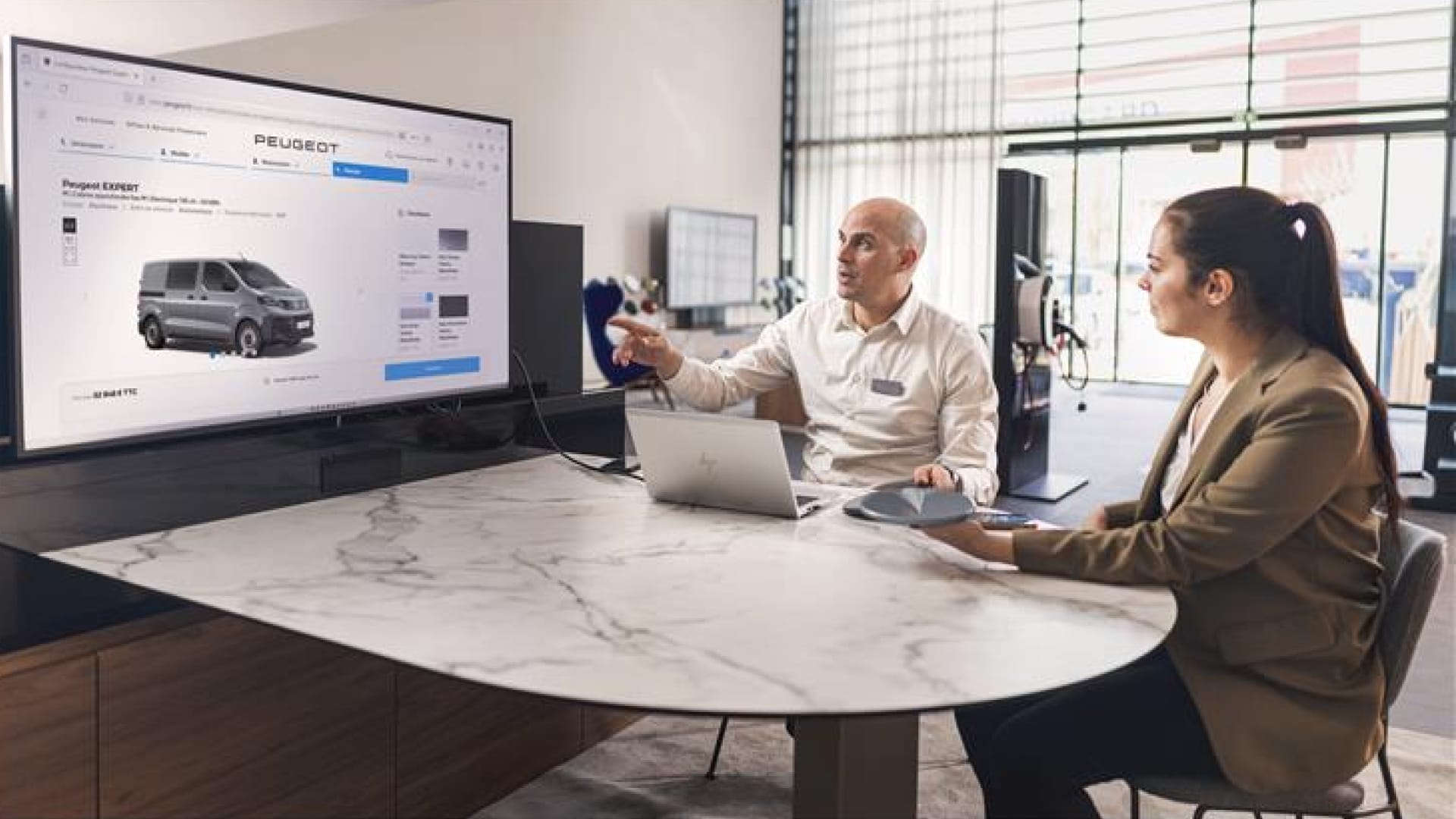 Centro PEUGEOT Professional, experto con cliente