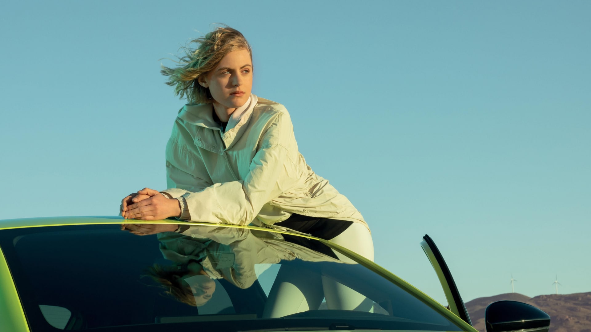 Mujer apoyada en un PEUGEOT 208